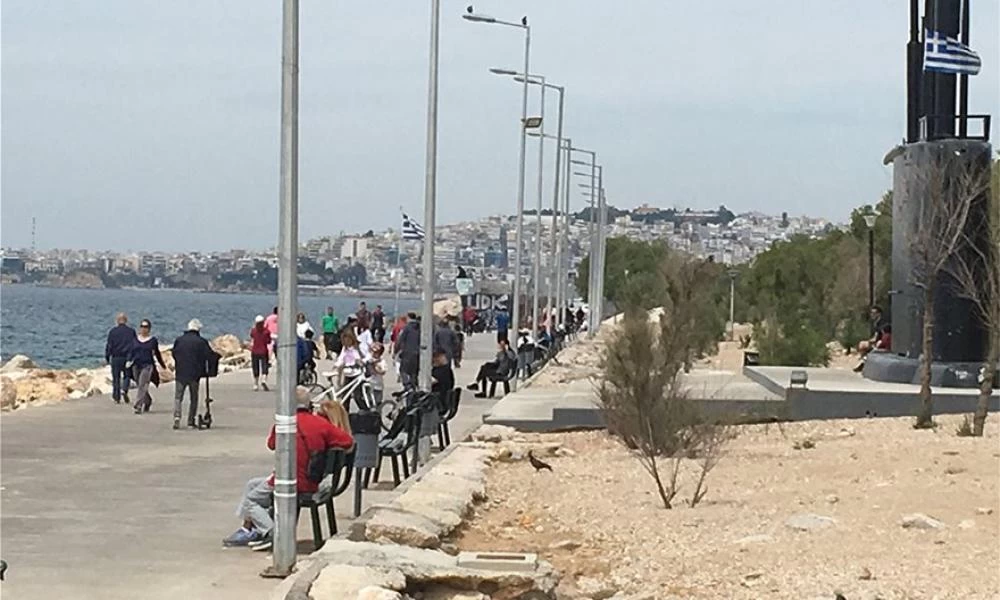 Οι Αθηναίοι "ξεχύθηκαν" στις παραλίες πάρα τις ενστάσεις Χαρδαλιά